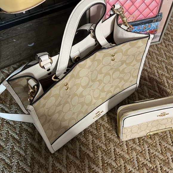 🔥🔥 Beautiful Coach Signature Tote Bag/ crossbody and matching wallet - Picture 3 of 14